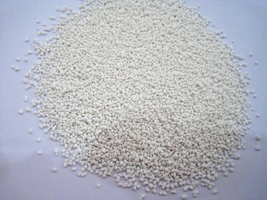 Beyaz benekler sodyum sülfat granülleri kullanılan deterjan tozu dolumu